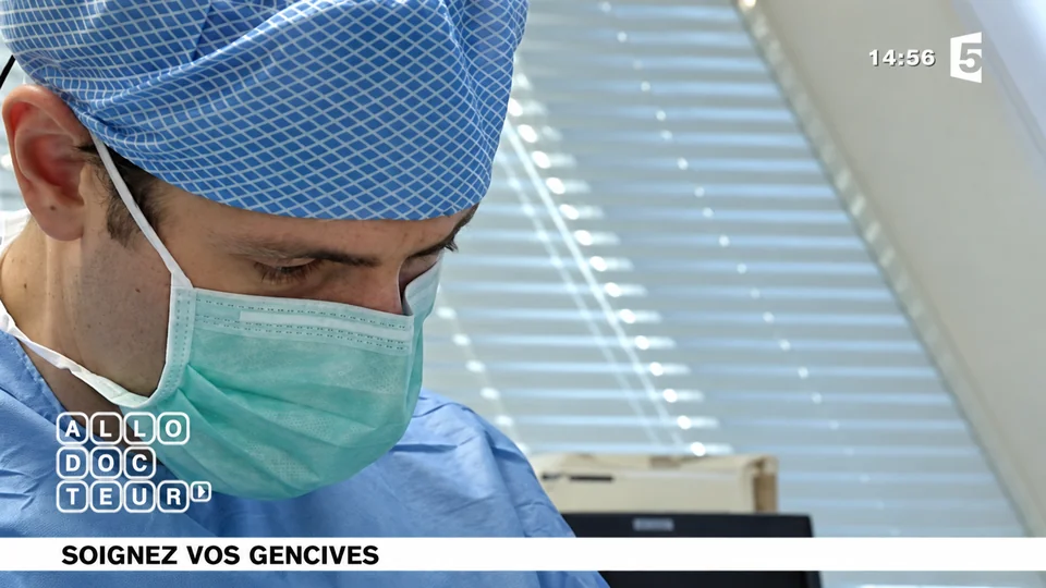 Le Dr Sylvain Mouraret au bloc opératoire, extrait de l'émission Allô Docteurs sur France 5